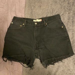 Levi’s distresses shorts